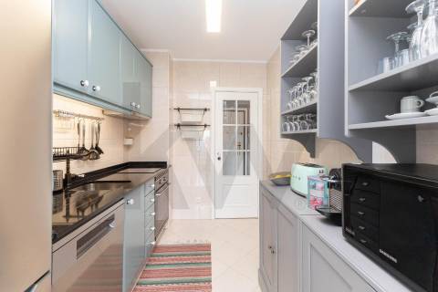 T2 Dúplex Renovado com Garagem, Varandas  a 200 m do Metro de Fânzeres