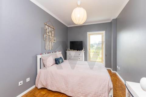 T2 Dúplex Renovado com Garagem, Varandas  a 200 m do Metro de Fânzeres