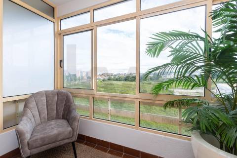 T2 Dúplex Renovado com Garagem, Varandas  a 200 m do Metro de Fânzeres