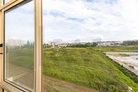 T2 Dúplex Renovado com Garagem, Varandas  a 200 m do Metro de Fânzeres