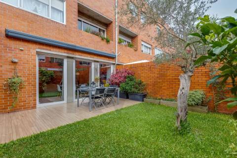 T2+1 renovado, na Cooperativa dos Arquitetos com jardim privativo!