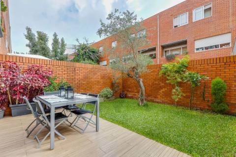 T2+1 renovado, na Cooperativa dos Arquitetos com jardim privativo!