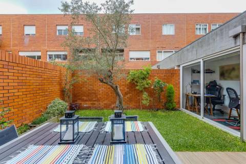 T2+1 renovado, na Cooperativa dos Arquitetos com jardim privativo!