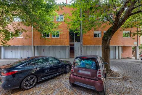 T2+1 renovado, na Cooperativa dos Arquitetos com jardim privativo!