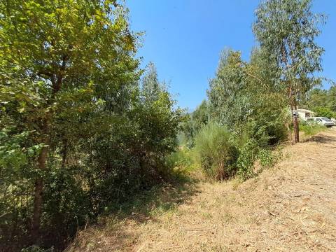 Terreno em Aboadela com capacidade construtiva