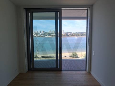 T1 Frente à praia (Douro Marina). Novo, com varanda, garagem e arrumos. 