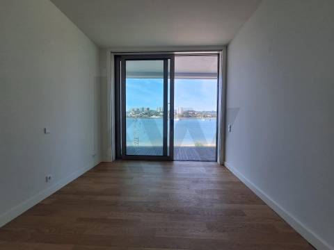 T1 Frente à praia (Douro Marina). Novo, com varanda, garagem e arrumos. 