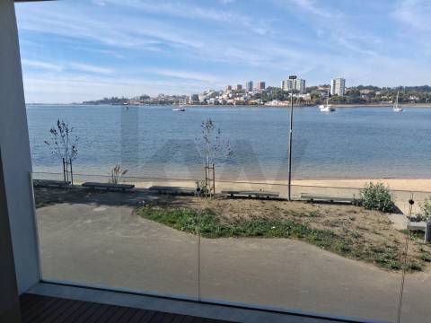 T1 Frente à praia (Douro Marina). Novo, com varanda, garagem e arrumos. 