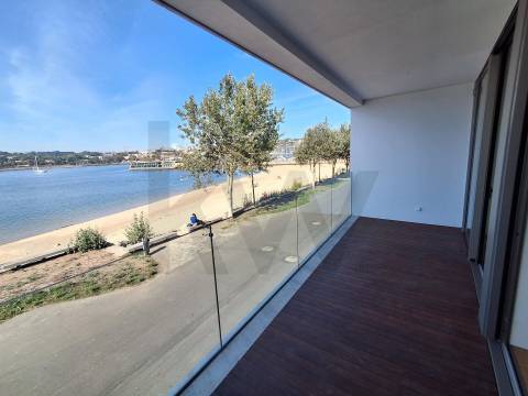 T1 Frente à praia (Douro Marina). Novo, com varanda, garagem e arrumos. 