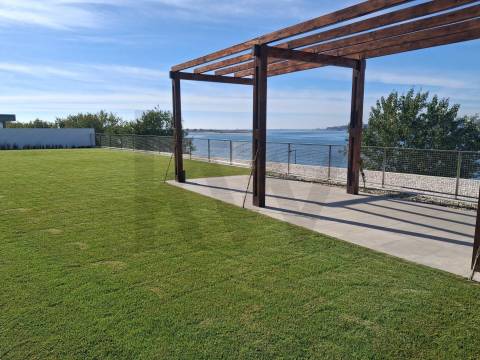 T1 Frente à praia (Douro Marina). Novo, com varanda, garagem e arrumos. 