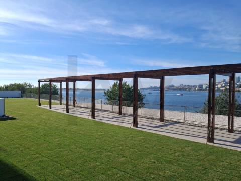 T1 Frente à praia (Douro Marina). Novo, com varanda, garagem e arrumos. 