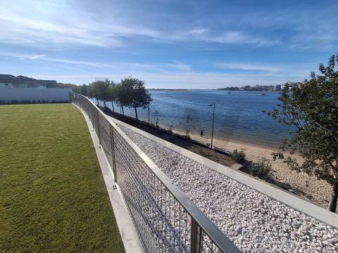 T1 Frente à praia (Douro Marina). Novo, com varanda, garagem e arrumos. 