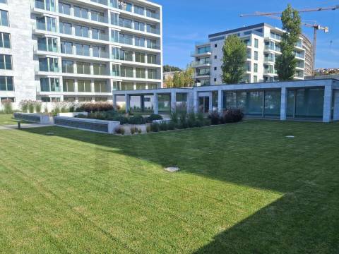 T1 Frente à praia (Douro Marina). Novo, com varanda, garagem e arrumos. 