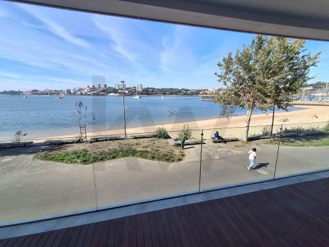 T1 Frente à praia (Douro Marina). Novo, com varanda, garagem e arrumos. 