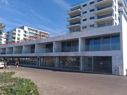 T1 Frente à praia (Douro Marina). Novo, com varanda, garagem e arrumos. 