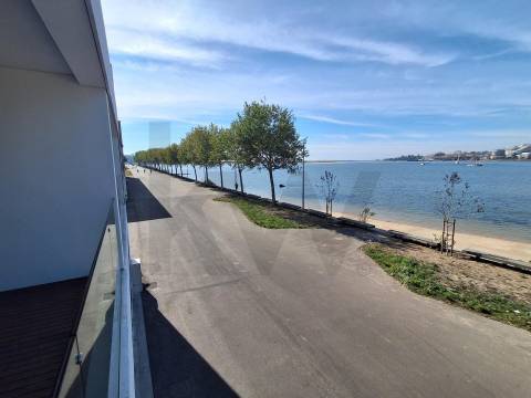 T1 Frente à praia (Douro Marina). Novo, com varanda, garagem e arrumos. 