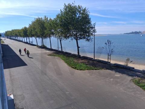 T1 Frente à praia (Douro Marina). Novo, com varanda, garagem e arrumos. 