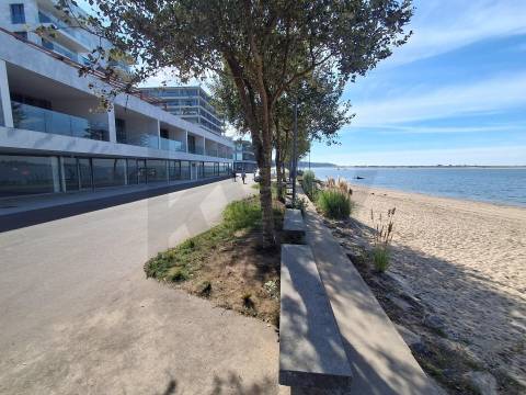 T1 Frente à praia (Douro Marina). Novo, com varanda, garagem e arrumos. 
