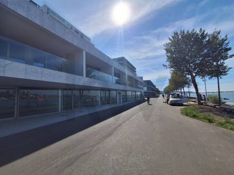 T1 Frente à praia (Douro Marina). Novo, com varanda, garagem e arrumos. 