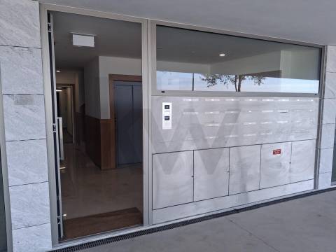 T1 Frente à praia (Douro Marina). Novo, com varanda, garagem e arrumos. 