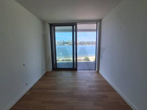 T1 Frente à praia (Douro Marina). Novo, com varanda, garagem e arrumos. 