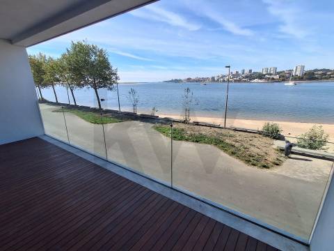 T1 Frente à praia (Douro Marina). Novo, com varanda, garagem e arrumos. 