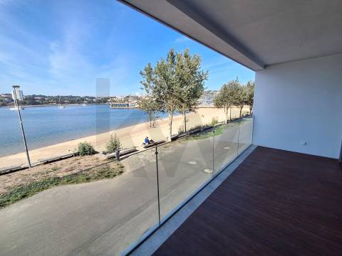 T1 Frente à praia (Douro Marina). Novo, com varanda, garagem e arrumos. 