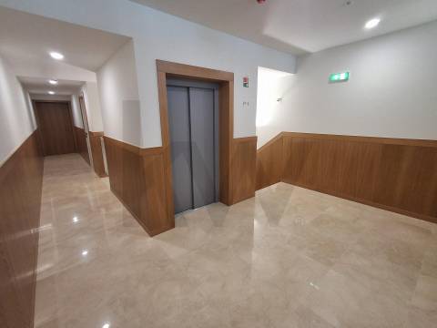 T1 Frente à praia (Douro Marina). Novo, com varanda, garagem e arrumos. 