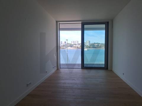T1 Frente à praia (Douro Marina). Novo, com varanda, garagem e arrumos. 
