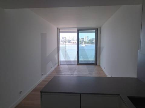 T1 Frente à praia (Douro Marina). Novo, com varanda, garagem e arrumos. 