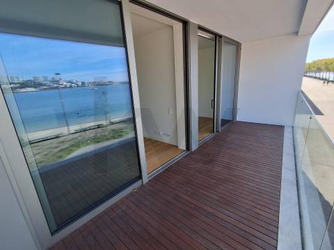 T1 Frente à praia (Douro Marina). Novo, com varanda, garagem e arrumos. 