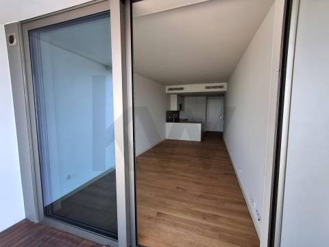 T1 Frente à praia (Douro Marina). Novo, com varanda, garagem e arrumos. 