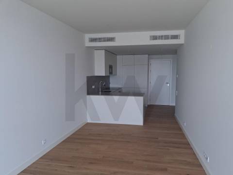 T1 Frente à praia (Douro Marina). Novo, com varanda, garagem e arrumos. 