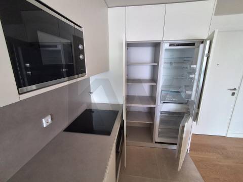 T1 Frente à praia (Douro Marina). Novo, com varanda, garagem e arrumos. 