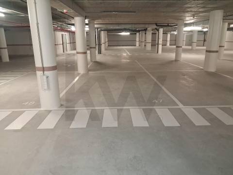 T1 Frente à praia (Douro Marina). Novo, com varanda, garagem e arrumos. 