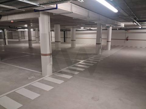 T1 Frente à praia (Douro Marina). Novo, com varanda, garagem e arrumos. 