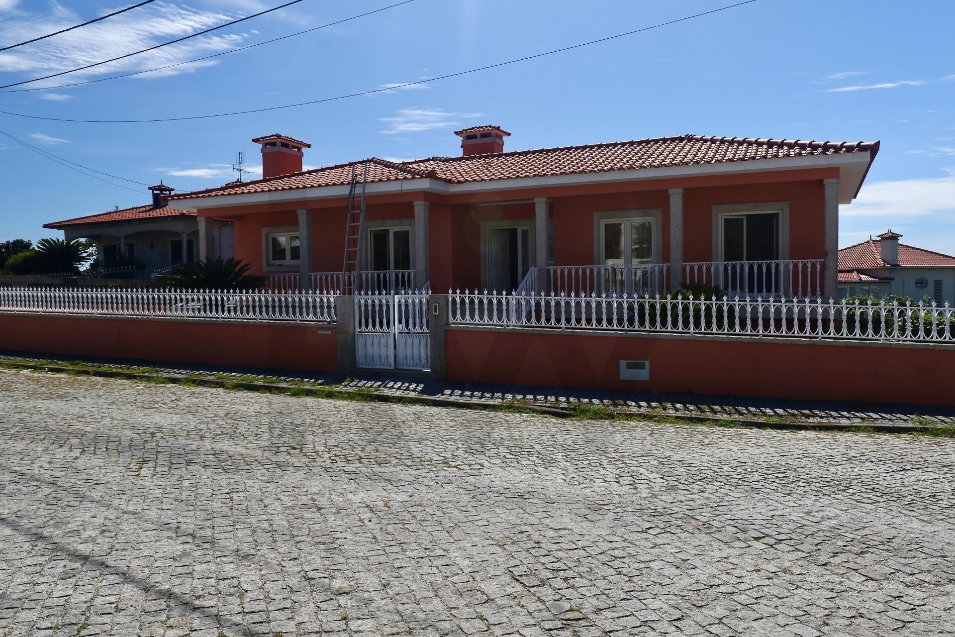 Moradia remodelada | 5 quartos | Jardim | Garagem 4 carros