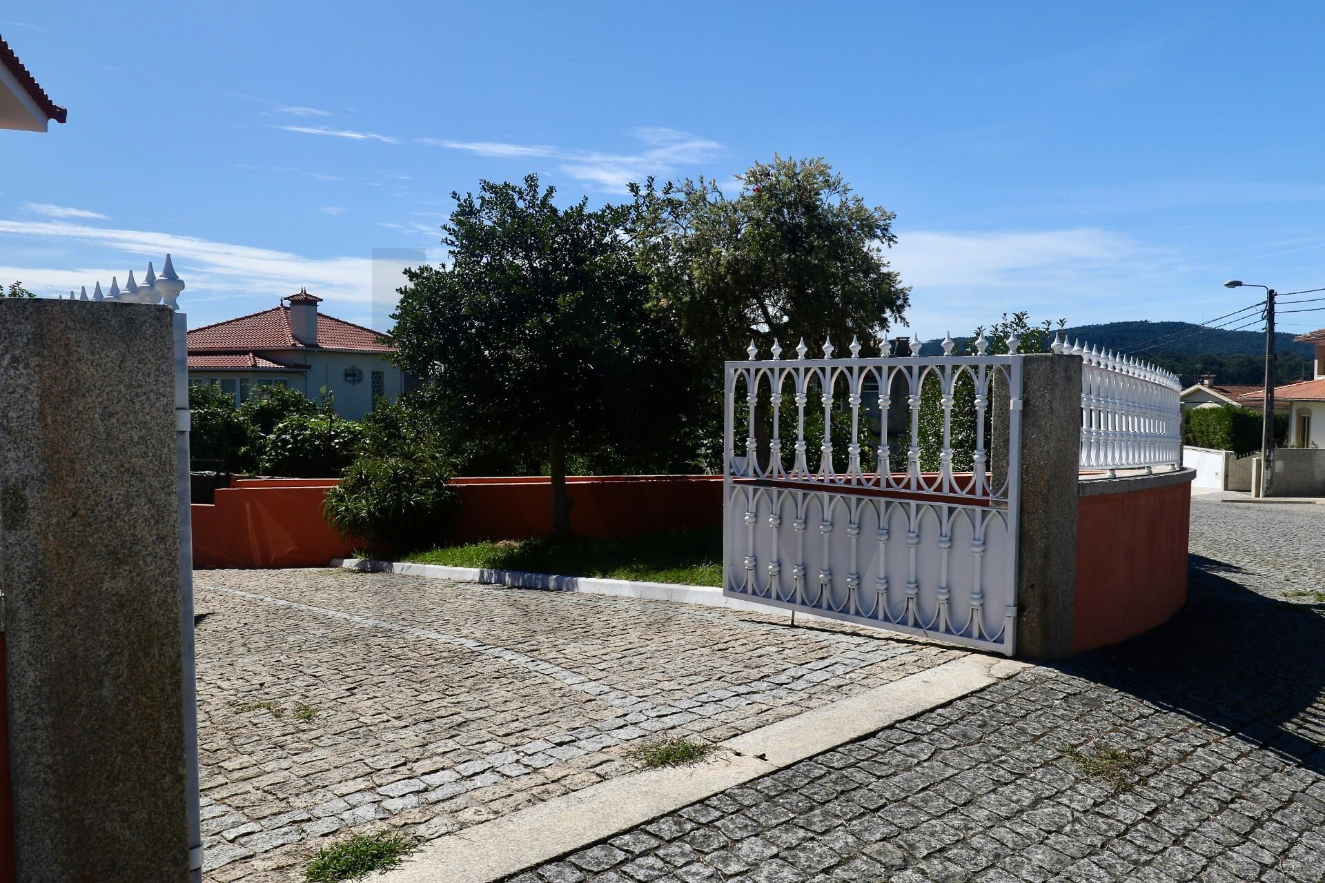 Moradia remodelada | 5 quartos | Jardim | Garagem 4 carros