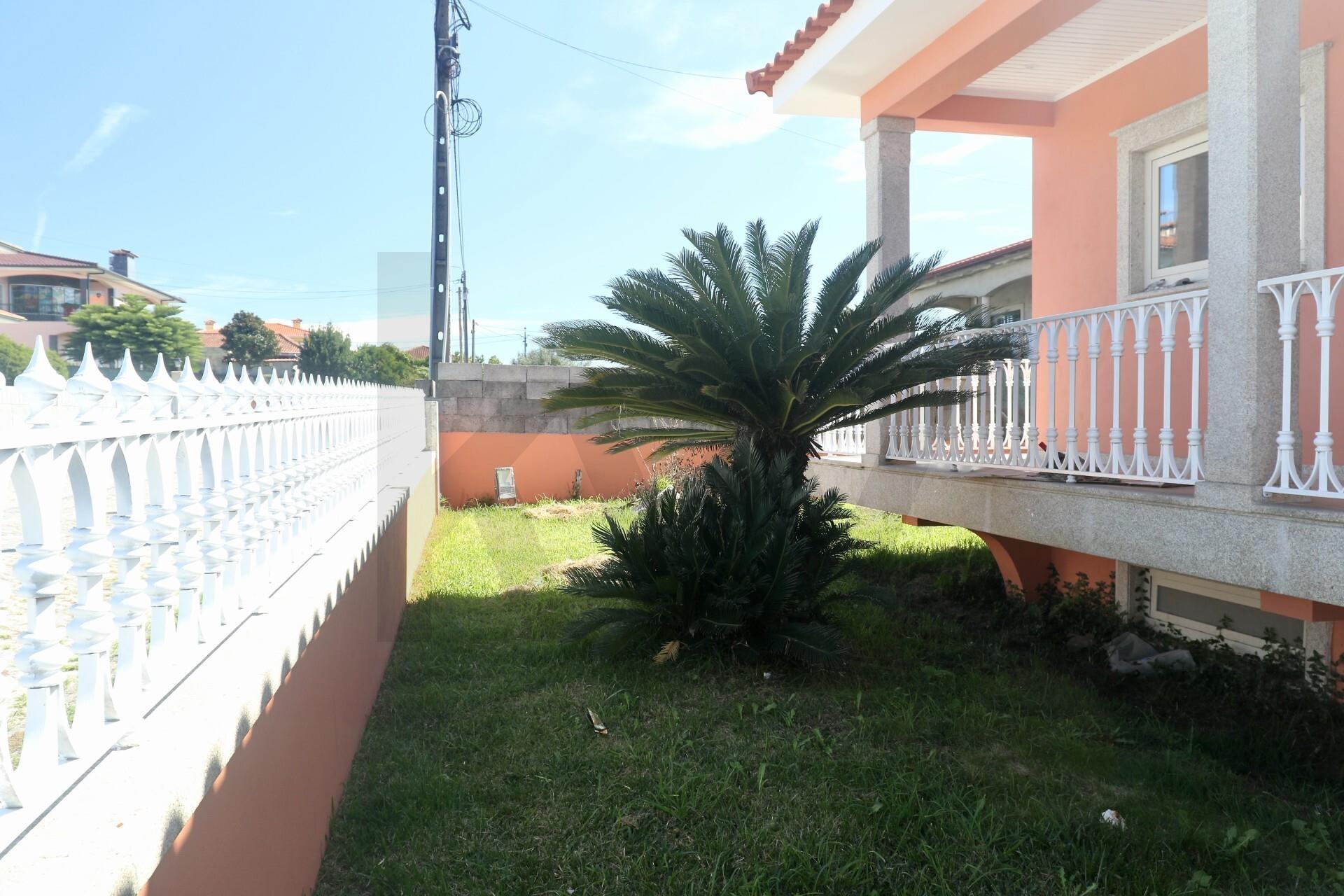 Moradia remodelada | 5 quartos | Jardim | Garagem 4 carros