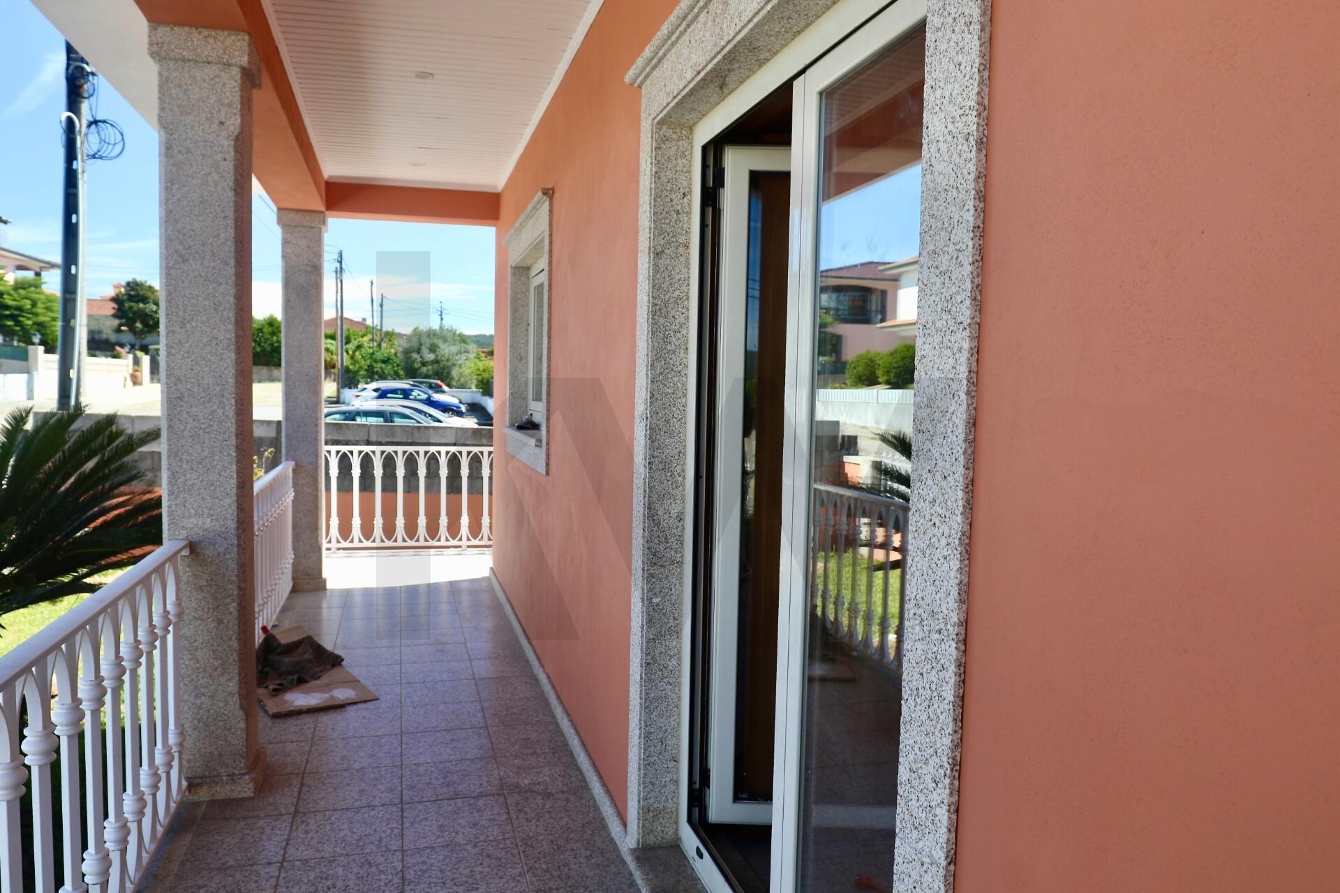 Moradia remodelada | 5 quartos | Jardim | Garagem 4 carros