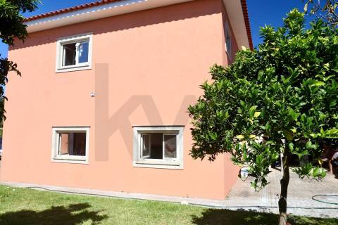 Moradia remodelada | 5 quartos | Jardim | Garagem 4 carros