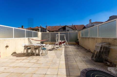 **Apartamento T1 Transformável em T2 à Venda na Constituição**