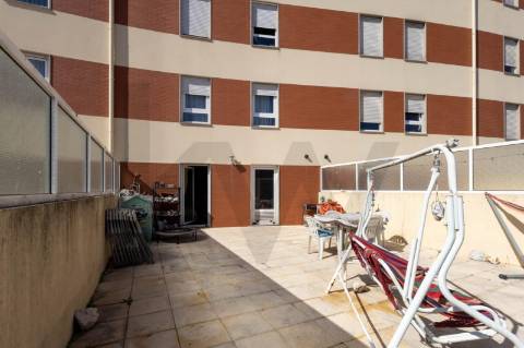 **Apartamento T1 Transformável em T2 à Venda na Constituição**