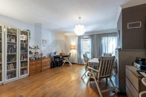 **Apartamento T1 Transformável em T2 à Venda na Constituição**