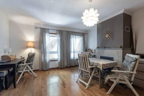 **Apartamento T1 Transformável em T2 à Venda na Constituição**