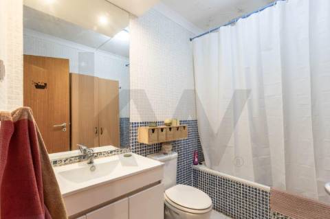 **Apartamento T1 Transformável em T2 à Venda na Constituição**