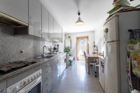 **Apartamento T1 Transformável em T2 à Venda na Constituição**