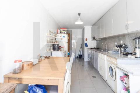 **Apartamento T1 Transformável em T2 à Venda na Constituição**