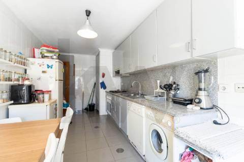 **Apartamento T1 Transformável em T2 à Venda na Constituição**