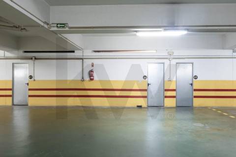 **Apartamento T1 Transformável em T2 à Venda na Constituição**